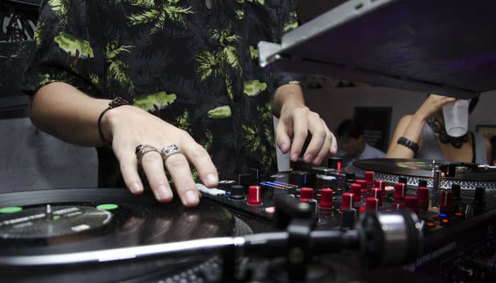 Mua bàn DJ trả góp tại Hoàng Phúc Music có dễ không?